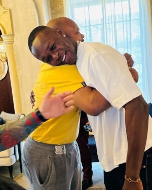 Israel Adesanya Instagram - In a room full of Living LEGENDS‼️🥹
To be invited by @turkialalshik and dine with these guys is a blessing. Can’t believe I didn’t wanna get off my couch hahaha. I’m just a fan of this game, who became a champion and will be a Legend too one day. Grateful for this life always.
@riyadhseason
#furyngannu
#riyadhseason