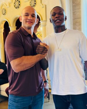 Israel Adesanya Instagram - In a room full of Living LEGENDS‼️🥹
To be invited by @turkialalshik and dine with these guys is a blessing. Can’t believe I didn’t wanna get off my couch hahaha. I’m just a fan of this game, who became a champion and will be a Legend too one day. Grateful for this life always.
@riyadhseason
#furyngannu
#riyadhseason