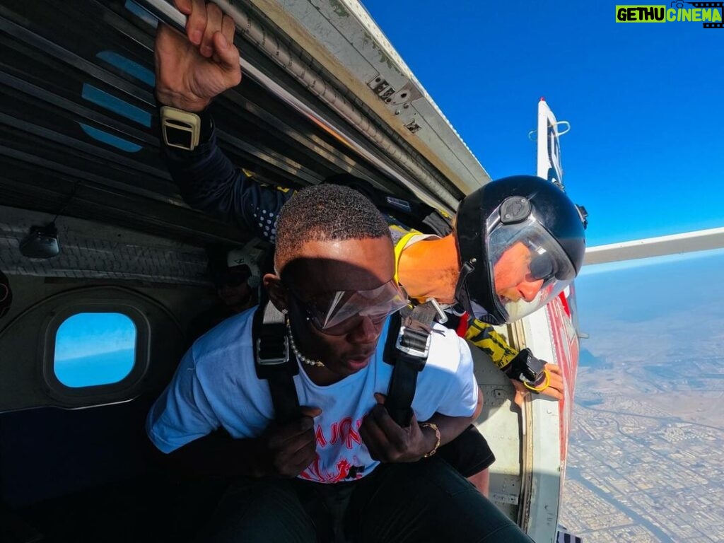 Israel Adesanya Instagram - ☁🦅🌪 “In a sky full of people, only some want to fly…isn’t that crazy?!”…Thank you Jason and Debbie at @skydivedubai for an awesome experience. I don’t fear death, I fear not living life to thee absolute fullest, we’re all gonna die someday so push it to the limit!!! You can’t see me…I AM FREE‼‼‼ Dubai, United Arab Emirates