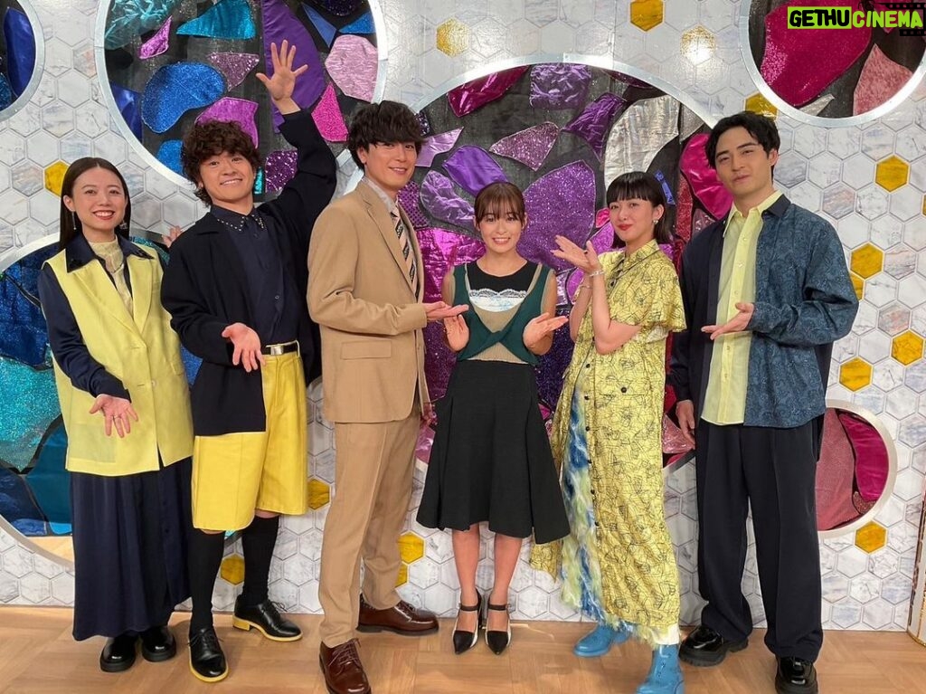 Issei Kobayashi Instagram - FNS歌謡祭 ありがとうございました！ 主演の森七菜さんと間宮さんが来てくださいました〜！ 「サマータイムシンデレラ」初披露いかがだったかい？ 夏が始まっている〜🌊