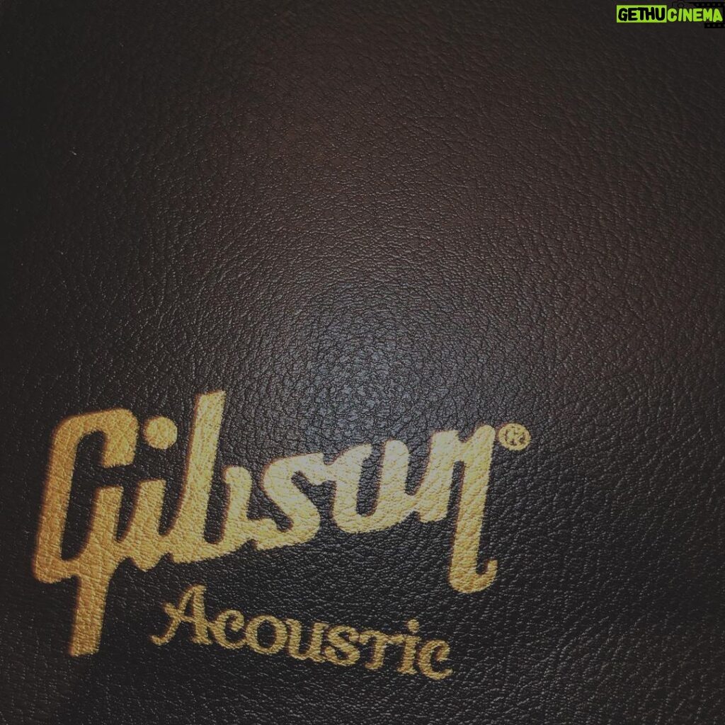 Issei Kobayashi Instagram - . . . こいつとずっと一緒にいる . . . #gibson #acoustic