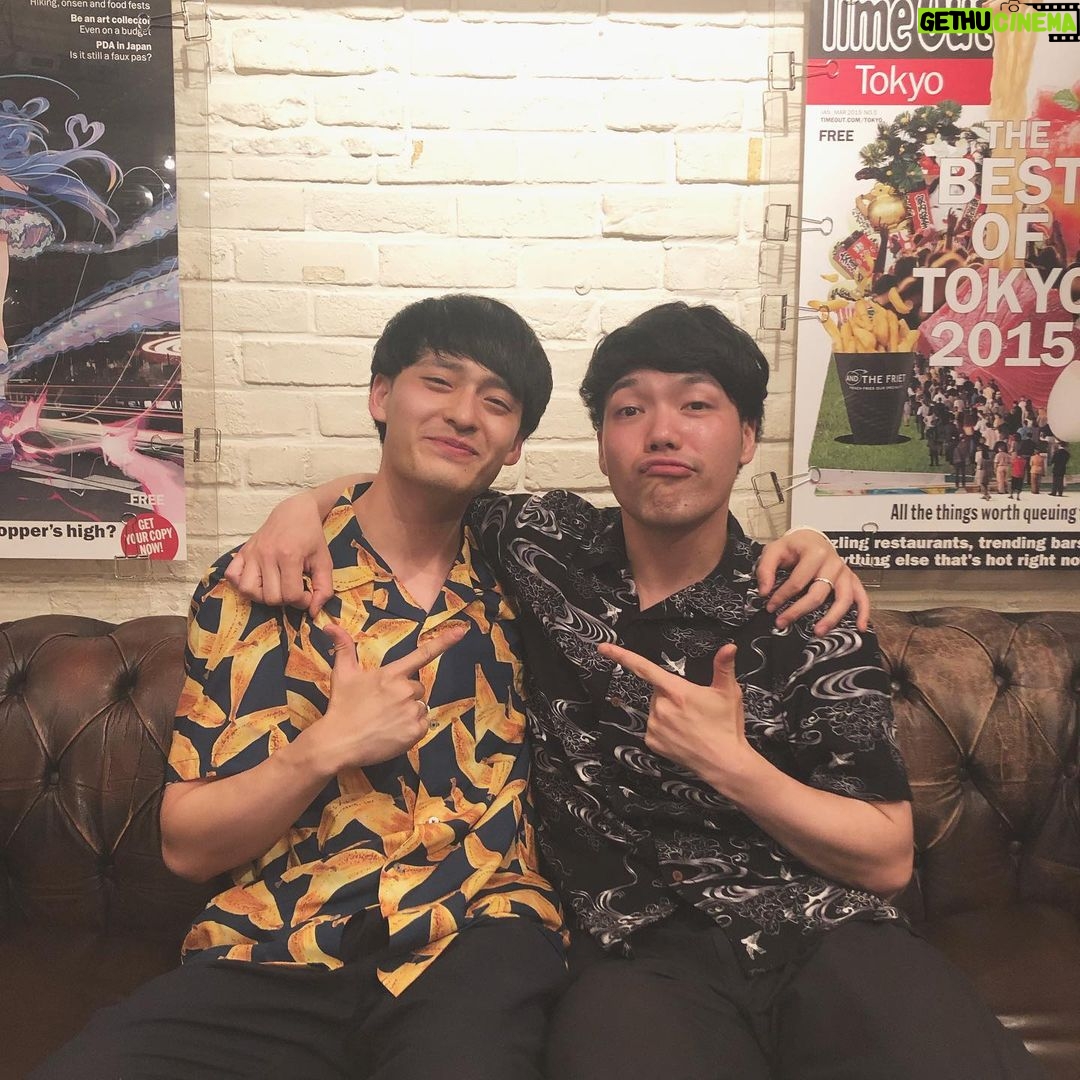 Issei Kobayashi Instagram - . . . 緑黄色夜祭 ファイナル東京!!! めっちゃ楽しかった!!! みんな大好きよ . . . マカロニえんぴつ ありがとうございました!!! . . . ギター田辺さんとパシャり . . . 前回の夜祭で SAKANAMON藤森さんと 撮った場所と同じ . . . #緑黄色夜祭 #マカロニえんぴつ