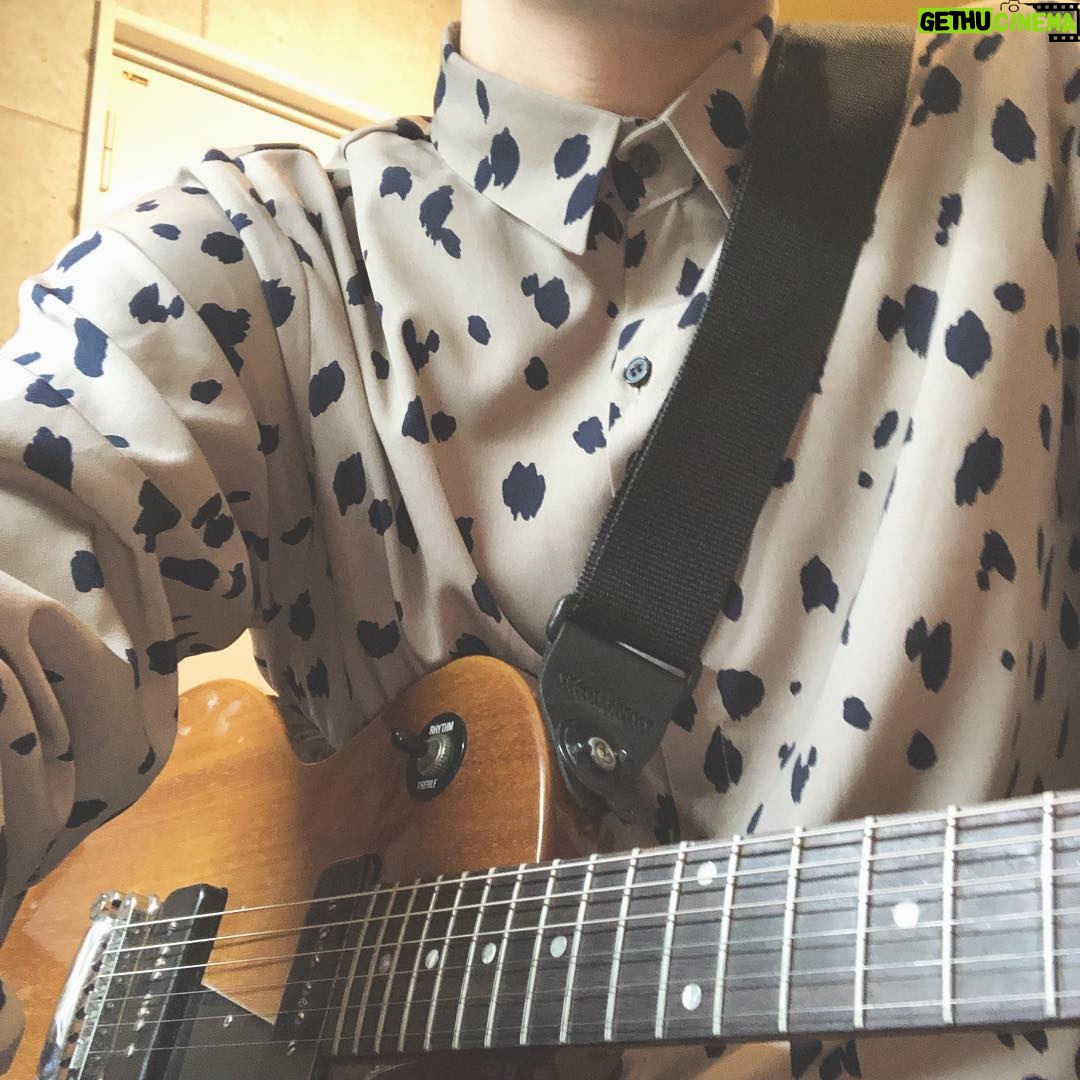 Issei Kobayashi Instagram - . . . ちょっと変な曲つくってる . . . #おなかへった