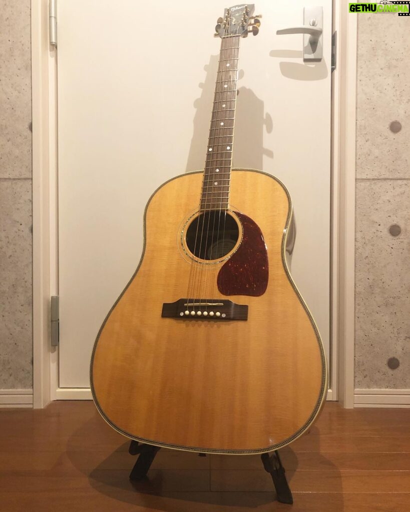 Issei Kobayashi Instagram - . . . My new gear なるものです . . . Gibson Costom J-45 rosewood . . . 弾き倒した 気持ちよすぎる . . . #gibson #custom #j45