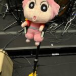 Issei Kobayashi Instagram – .
.
ツアー初日、群馬
素晴らしい駆け出し！
.
本番でステージに置き忘れてしまったしんちゃんをギタースタンドに設置！！！
.
.
#ギタースタンド好きと繋がりたい