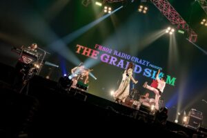 Issei Kobayashi Instagram - .
.
ライブ納めに滑稽なジャンプを
(photo by 井上嘉和)
#レディクレ好きと繋がりたい