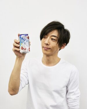 Issey Takahashi Instagram - 旅する氷結の新フレーバー、甘酸っぱいおいしさが特徴の香港スタイル「ハオチーライチ」が本日より発売です。
#高橋一生 #旅する氷結 #ハオチーライチ