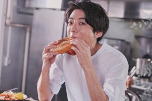 Issey Takahashi Instagram - ゴールデンウィークはいかがお過ごしですか？
#高橋一生 #旅する氷結
