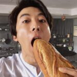 Issey Takahashi Instagram – 自撮りは難しい。
#高橋一生 #旅する氷結 #自撮り