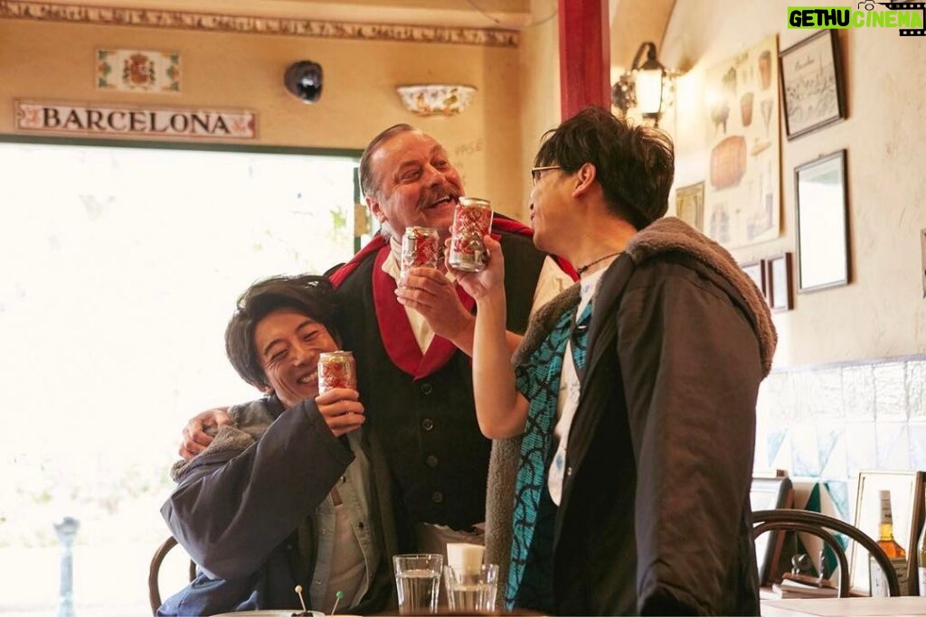Issey Takahashi Instagram - 今週もお疲れ様です！旅する氷結を飲んでリフレッシュしましょう！ #高橋一生 #浜野謙太 #旅する氷結