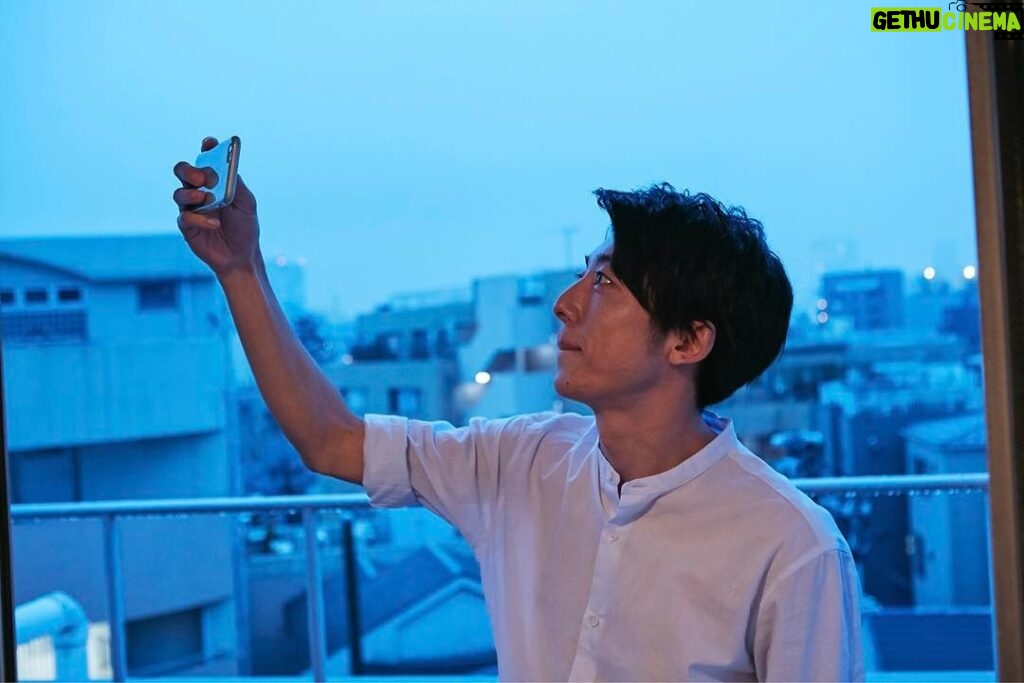 Issey Takahashi Instagram - 初日に投稿した自撮りをしてる姿、撮られていました！ #高橋一生 #旅する氷結 #自撮り