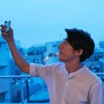 Issey Takahashi Instagram - 初日に投稿した自撮りをしてる姿、撮られていました！ #高橋一生 #旅する氷結 #自撮り