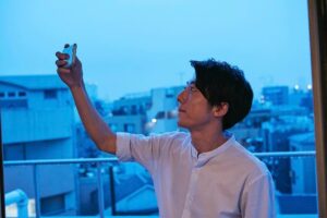 Issey Takahashi Instagram - 初日に投稿した自撮りをしてる姿、撮られていました！
#高橋一生 #旅する氷結 #自撮り