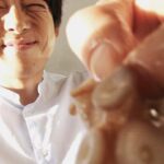 Issey Takahashi Instagram - 撮影の合間に、タコと戯れていました。 #高橋一生 #旅する氷結 #自撮り