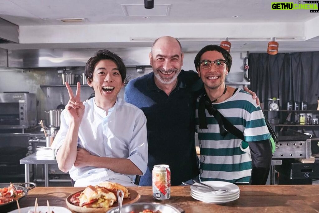 Issey Takahashi Instagram - 共演のお二人とパチリ。 #高橋一生 #旅する氷結