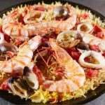 Issey Takahashi Instagram - スペイン料理のフィデウアです！ パスタで作ったパエリアって珍しいですね。 #高橋一生 #旅する氷結 #世界の地元メシ #フィデウア