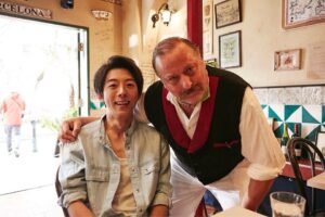 Issey Takahashi Instagram - 店主役のマーク・マードックさんと。
#高橋一生 #旅する氷結