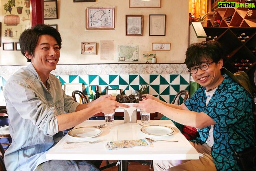 Issey Takahashi Instagram - 新CMいかがでしたか？黒い物体の正体はスペイン料理の“イカスミのカラマリ”でした！ 見た目が真っ黒ですが、食べてみると美味しくてびっくり。浜野さんとおいしくいただきました。 #高橋一生 #浜野謙太 #旅する氷結 #カラマリ #スペイン料理