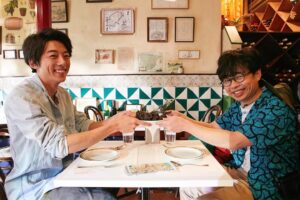 Issey Takahashi Instagram - 新CMいかがでしたか？黒い物体の正体はスペイン料理の“イカスミのカラマリ”でした！
見た目が真っ黒ですが、食べてみると美味しくてびっくり。浜野さんとおいしくいただきました。
#高橋一生 #浜野謙太 #旅する氷結 #カラマリ #スペイン料理