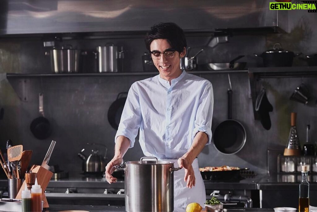 Issey Takahashi Instagram - 先日、撮影で料理をしました！メガネをかけると雰囲気変わりますか？ #高橋一生