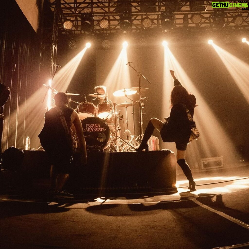 Isyana Sarasvati Instagram - Dengan ini, ISYANA 4th Album Live on Tour tahun 2023 resmi ditutup. Sampai jumpa di panggung-panggung DIY @redrose.records selanjutnya!🌹 #ISYANATOUR #ISYANA4THALBUM
