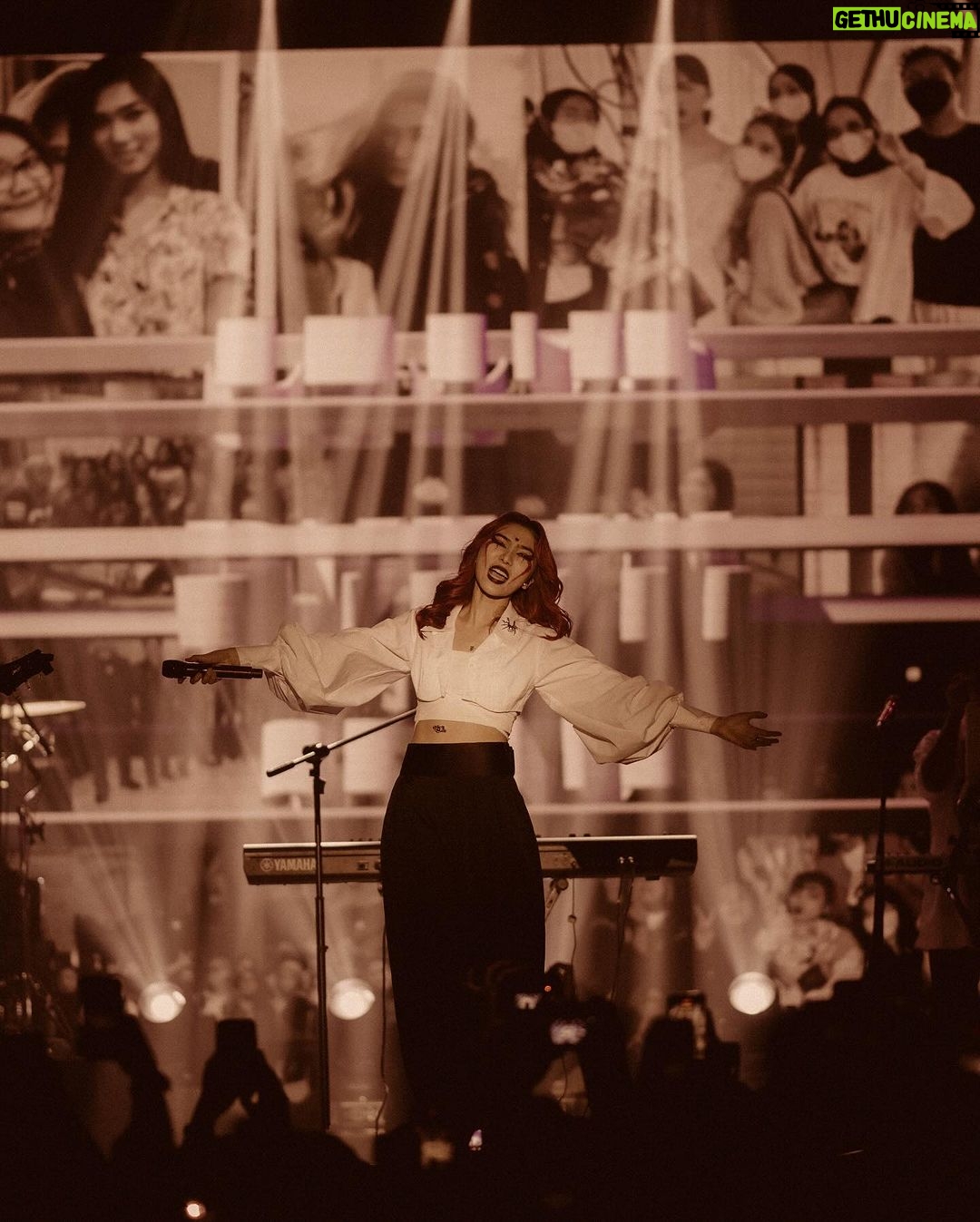 Isyana Sarasvati Instagram - #ISYANATOUR PADANG ☑️ ONE MORE TO GOO! MEDAAAN SEE YOU TOMORROW!❤️🔥 Terima kasih semua atas sambutan hangatnyaaa. Akhirnya Inyong ke Padang lagi setelah 6 tahun, balik2 udah bawa anak ke-4 aja kemarin 🤪