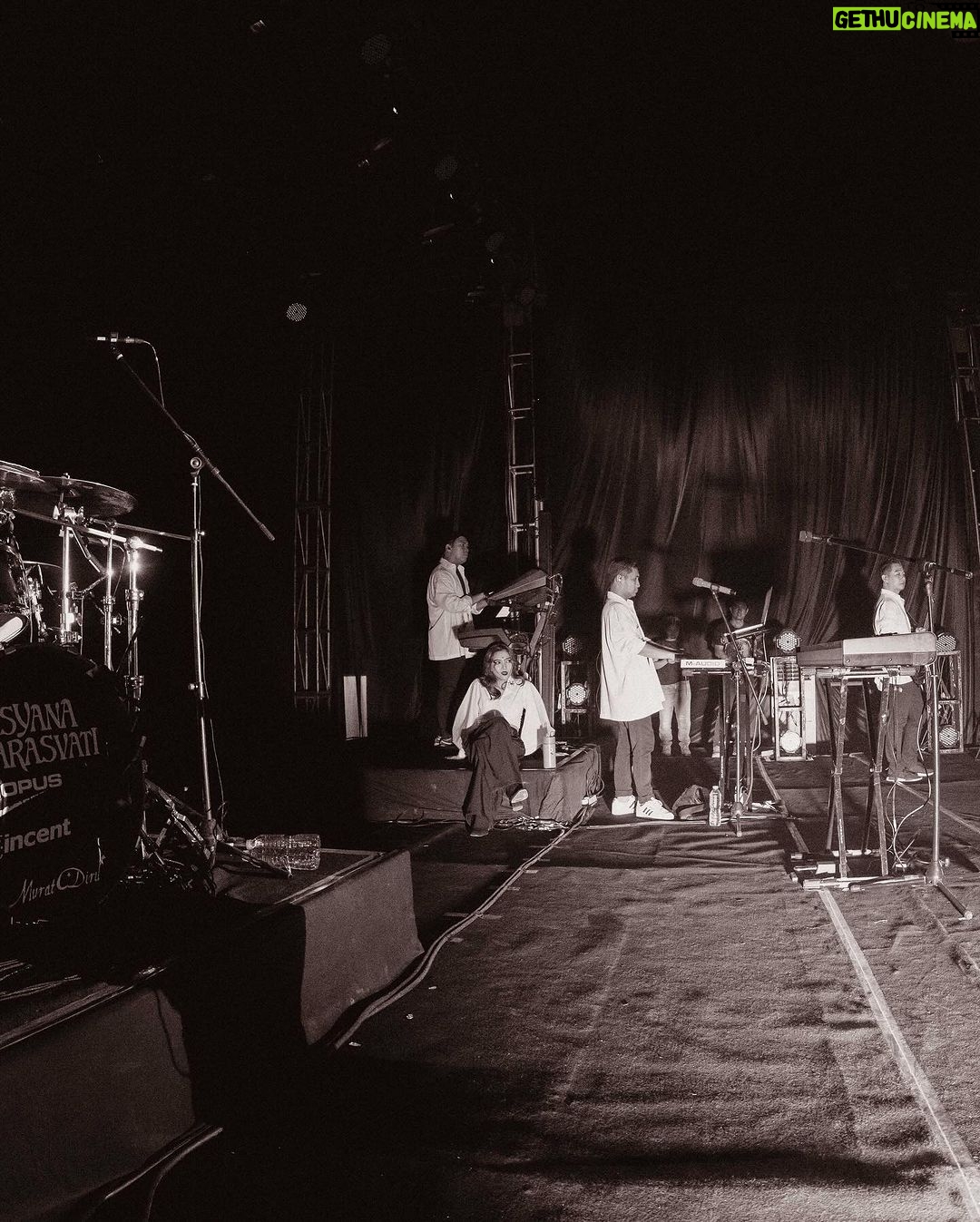 Isyana Sarasvati Instagram - #ISYANATOUR PADANG ☑️ ONE MORE TO GOO! MEDAAAN SEE YOU TOMORROW!❤️🔥 Terima kasih semua atas sambutan hangatnyaaa. Akhirnya Inyong ke Padang lagi setelah 6 tahun, balik2 udah bawa anak ke-4 aja kemarin 🤪