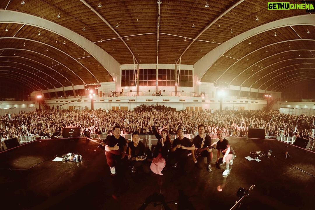 Isyana Sarasvati Instagram - Surabayaa, terima kasih malam ini hangat! Lam kenal lg ea dari ISYANA & ADA-ADA AJA✨ OKE BTW BESOK INYONG START TUR LANJUTAN ALBUM ISYANA KE SEMARANG, BE PREPARED YES! MORE INFO KESINI YA @sarasvatistage Surabaya, Indonesia