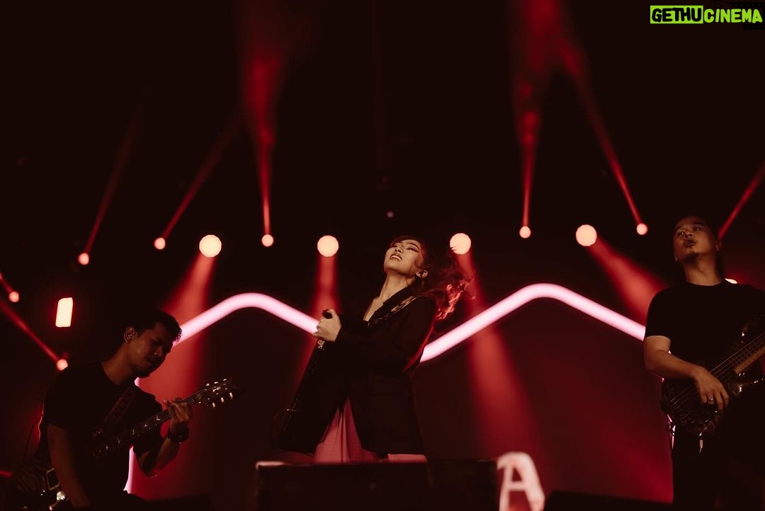 Isyana Sarasvati Instagram - Surabayaa, terima kasih malam ini hangat! Lam kenal lg ea dari ISYANA & ADA-ADA AJA✨ OKE BTW BESOK INYONG START TUR LANJUTAN ALBUM ISYANA KE SEMARANG, BE PREPARED YES! MORE INFO KESINI YA @sarasvatistage Surabaya, Indonesia