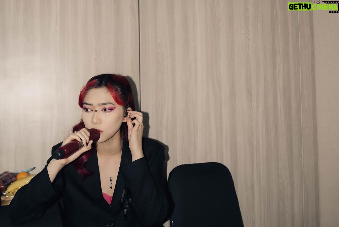 Isyana Sarasvati Instagram - Surabayaa, terima kasih malam ini hangat! Lam kenal lg ea dari ISYANA & ADA-ADA AJA✨ OKE BTW BESOK INYONG START TUR LANJUTAN ALBUM ISYANA KE SEMARANG, BE PREPARED YES! MORE INFO KESINI YA @sarasvatistage Surabaya, Indonesia