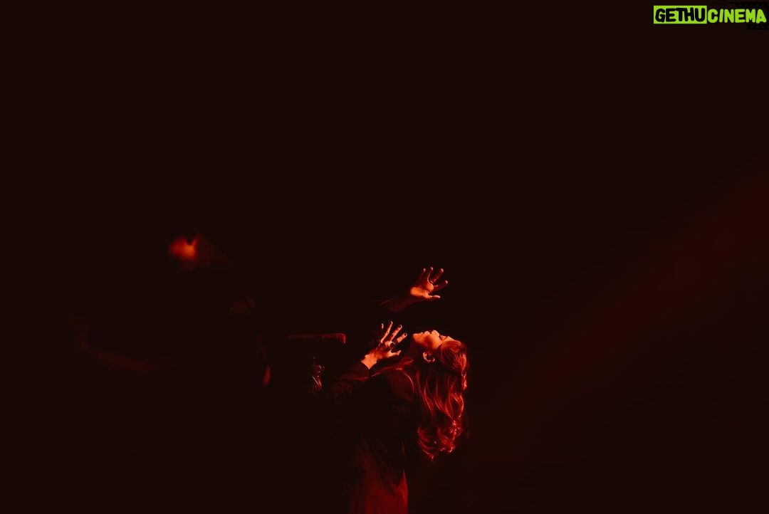 Isyana Sarasvati Instagram - Surabayaa, terima kasih malam ini hangat! Lam kenal lg ea dari ISYANA & ADA-ADA AJA✨ OKE BTW BESOK INYONG START TUR LANJUTAN ALBUM ISYANA KE SEMARANG, BE PREPARED YES! MORE INFO KESINI YA @sarasvatistage Surabaya, Indonesia