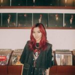 Isyana Sarasvati Instagram – Terima kasih atas kehadiran dan support teman-teman semuaa di peluncuran piringan hitam pertama Inyoo! Sudah bisa dibeli secara langsung di @lalarecords.jkt monggoo dipersilahkaan 🖤🌹