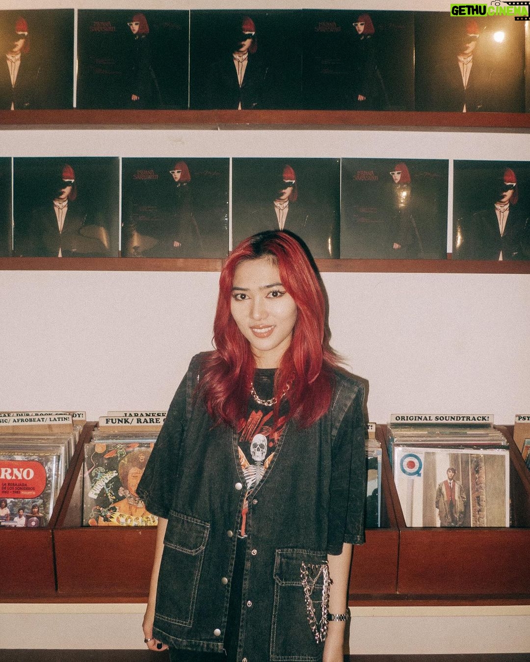 Isyana Sarasvati Instagram - Terima kasih atas kehadiran dan support teman-teman semuaa di peluncuran piringan hitam pertama Inyoo! Sudah bisa dibeli secara langsung di @lalarecords.jkt monggoo dipersilahkaan 🖤🌹