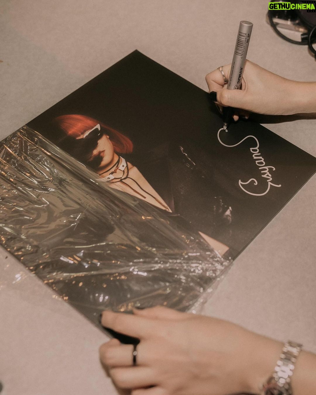 Isyana Sarasvati Instagram - Terima kasih atas kehadiran dan support teman-teman semuaa di peluncuran piringan hitam pertama Inyoo! Sudah bisa dibeli secara langsung di @lalarecords.jkt monggoo dipersilahkaan 🖤🌹