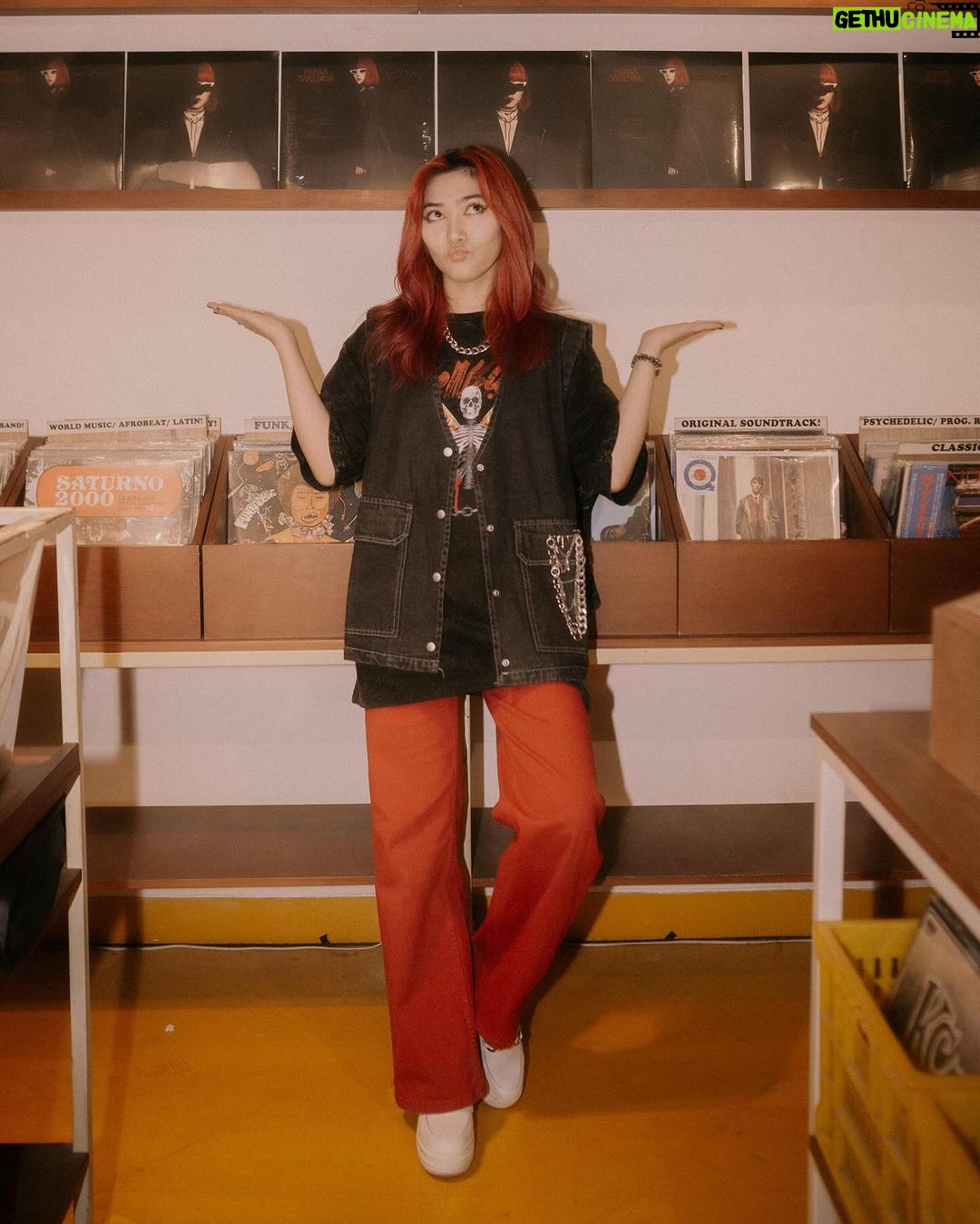 Isyana Sarasvati Instagram - Terima kasih atas kehadiran dan support teman-teman semuaa di peluncuran piringan hitam pertama Inyoo! Sudah bisa dibeli secara langsung di @lalarecords.jkt monggoo dipersilahkaan 🖤🌹