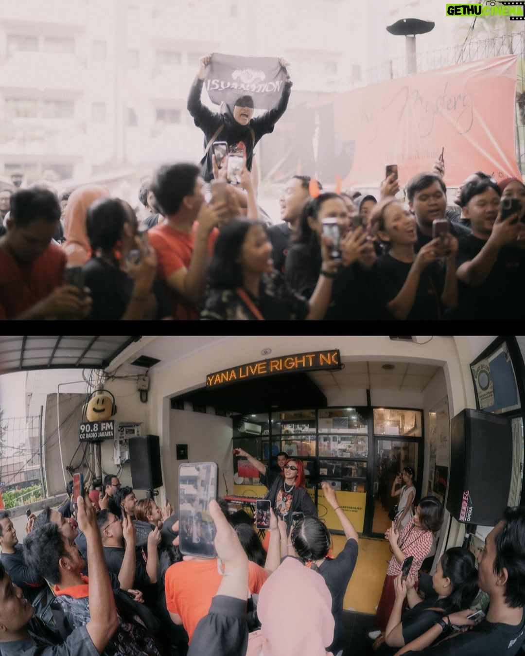 Isyana Sarasvati Instagram - Terima kasih atas kehadiran dan support teman-teman semuaa di peluncuran piringan hitam pertama Inyoo! Sudah bisa dibeli secara langsung di @lalarecords.jkt monggoo dipersilahkaan 🖤🌹