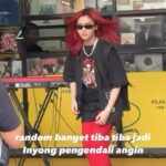 Isyana Sarasvati Instagram – Terima kasih atas kehadiran dan support teman-teman semuaa di peluncuran piringan hitam pertama Inyoo! Sudah bisa dibeli secara langsung di @lalarecords.jkt monggoo dipersilahkaan 🖤🌹