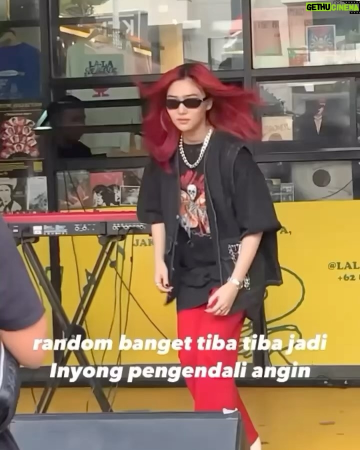 Isyana Sarasvati Instagram - Terima kasih atas kehadiran dan support teman-teman semuaa di peluncuran piringan hitam pertama Inyoo! Sudah bisa dibeli secara langsung di @lalarecords.jkt monggoo dipersilahkaan 🖤🌹
