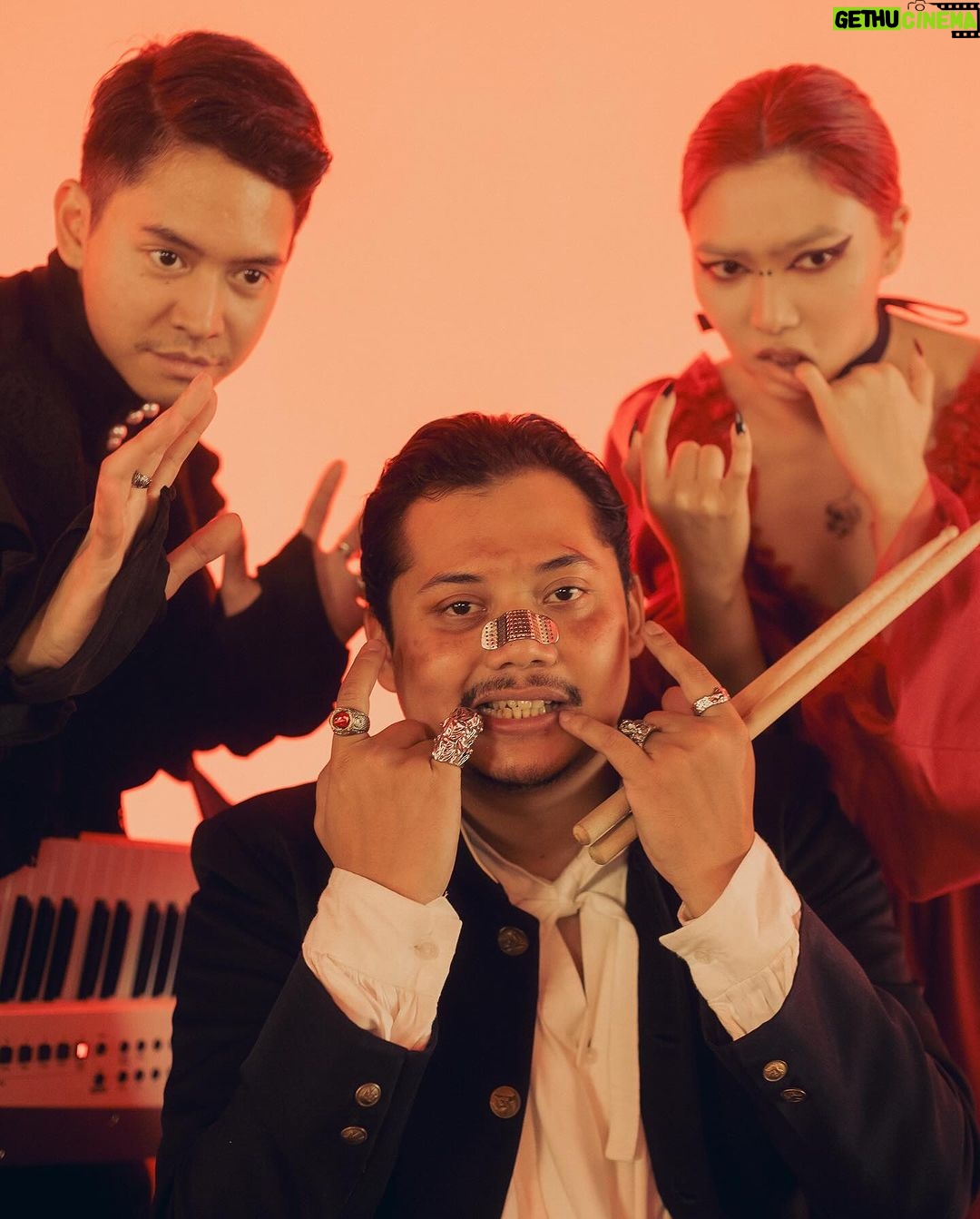 Isyana Sarasvati Instagram - Behind the scenes #UNDERGODSPLAN Official Music Video. Masih banyak nih stok potrek bts nya, bingung tapi pengen upload semua, ah ada-ada aja 👀☄️ Styled by @svastiari Makeup by @yoanyuana Photos by @sancoyopurnomo