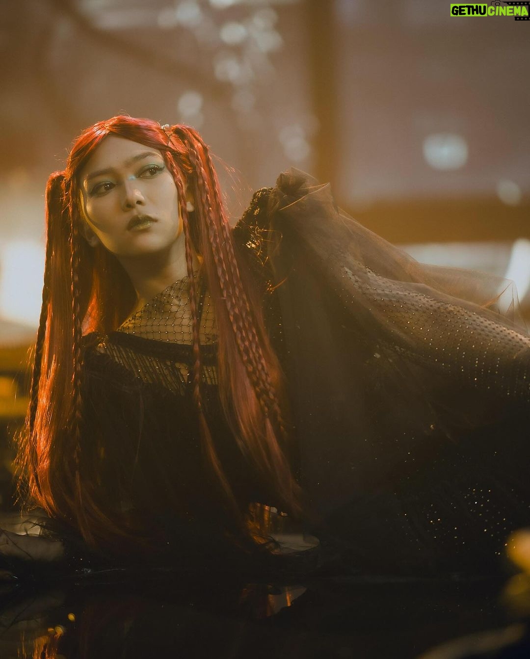 Isyana Sarasvati Instagram - Behind the scenes #UNDERGODSPLAN Official Music Video. Masih banyak nih stok potrek bts nya, bingung tapi pengen upload semua, ah ada-ada aja 👀☄️ Styled by @svastiari Makeup by @yoanyuana Photos by @sancoyopurnomo
