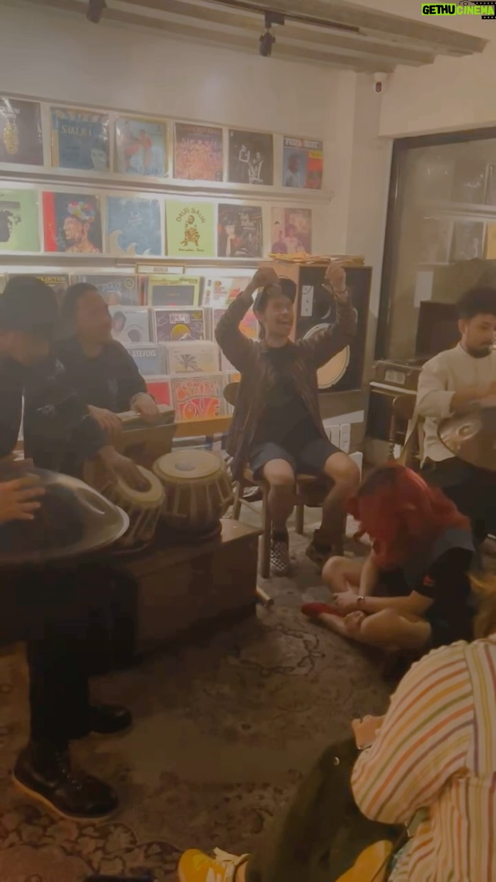 Isyana Sarasvati Instagram - Sepenggal percakapan kami di malam hari dengan berdialog menggunakan nada, irama, dan rasa. Menyenangkan, salam kenal teman-teman @balaruna.music dan semua yang hadir kemarin malam!🤍 #diaribermusikisyana