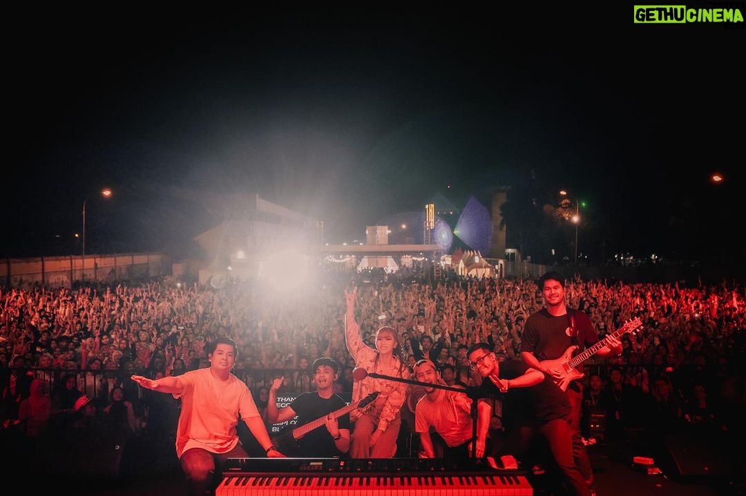 Isyana Sarasvati Instagram - Purwokerto, terima kasih dan salam kenal lagi dari karyaku yang terkini. Semoga berkenan! Seruuuu❤️🔥