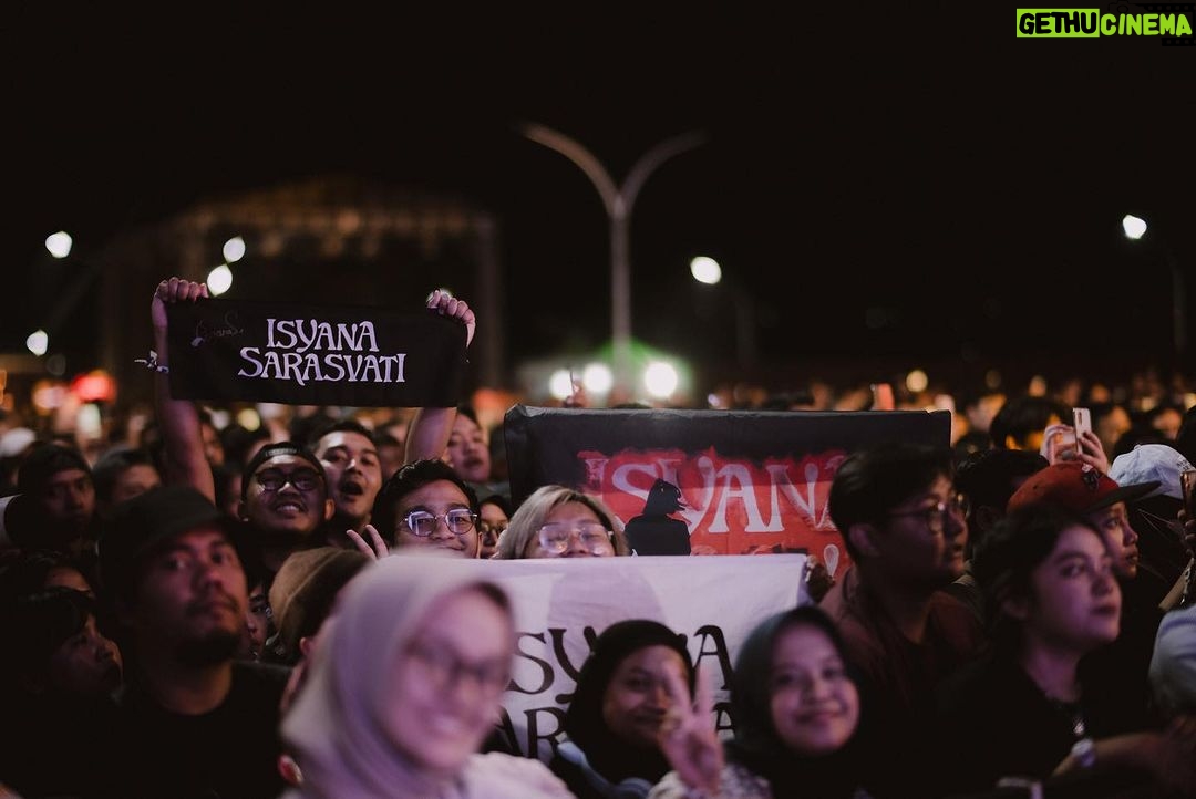 Isyana Sarasvati Instagram - Foto pertama kaya mirip apa gitu familiar tapi apa ya. Btw tararengkyu Bandung, always love pis and gaul!😙