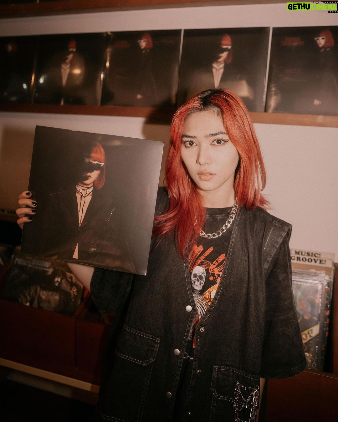 Isyana Sarasvati Instagram - Terima kasih atas kehadiran dan support teman-teman semuaa di peluncuran piringan hitam pertama Inyoo! Sudah bisa dibeli secara langsung di @lalarecords.jkt monggoo dipersilahkaan 🖤🌹