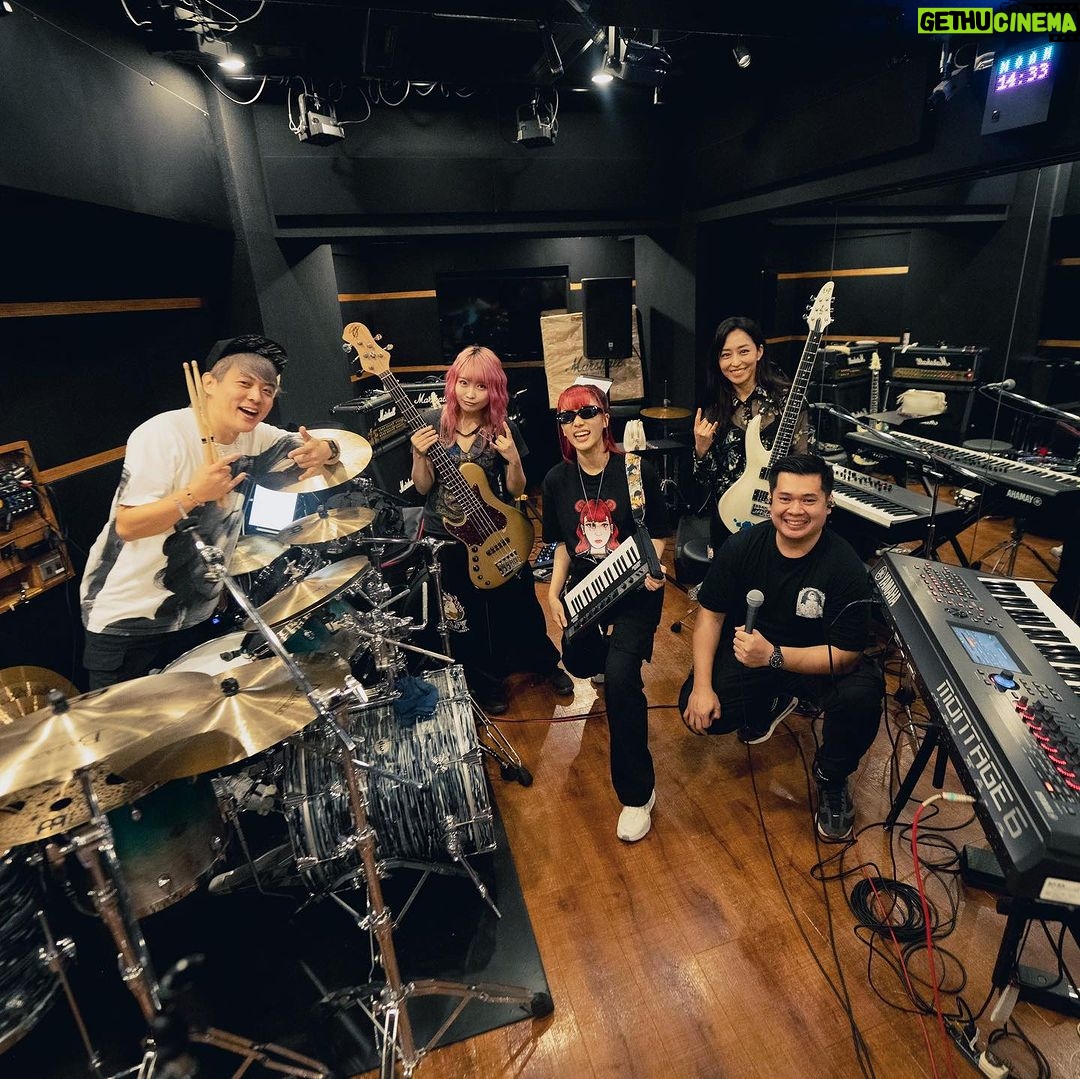 Isyana Sarasvati Instagram - Just finished our rehearsal for tomorrow’s performance @billboardlive_yokohama WISH ME LUCK GUYSSS! Gokil masih ga nyangka bakal kolab sama Marty Friedman, tebak hayo doi bakal main lagu nyong yang mana?! Bisa nonton streaming juga looh link di bio buat beli tiketnya!🤘🏻🔥 So nice to finally meet you in person @martyfriedman and all my band mates in Japan! @waka_bass @d_drive_gt_yuki @yeongkwi_lee let’s rock the stage tomorrroww!!!!! Tokyo, Japan