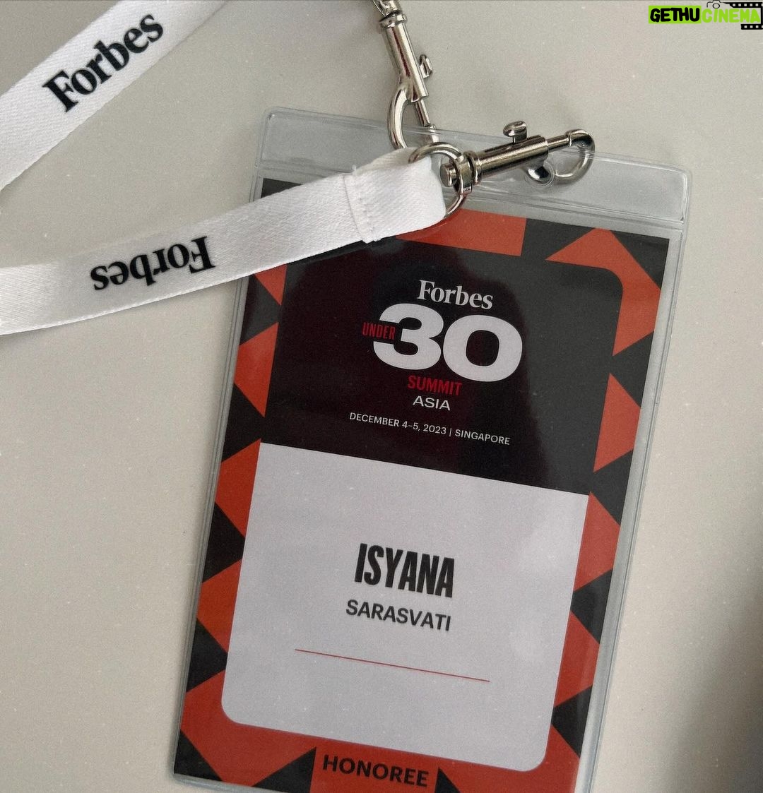 Isyana Sarasvati Instagram - Got the chance to be part of @forbesasia U30 Asia Summit and introduce a few original songs. I also got to meet with many talented @forbesunder30 honourees from all around Asia. Truly an honor!🌹 Singapore