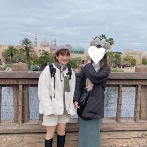 Itô Karin Instagram - .

.

久しぶりのYouTube観てくれたかなー？🎄

.
ディズニーデートのお相手は
同期のりさこです〜🌷

いつの間にかもう10年の仲なんだね〜

.

今時の子達みたいに
ポーズしてない自然な写真が撮りたかったけど
どうしていいか分からず
不自然なアラサー2人。

.
#ディズニー #ディズニーシー #tokyodisneysea #tokyodisneyresort #ディズニーコーデ