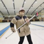 Itô Karin Instagram - . . 将棋界の皆様と 初カーリングに行ってきました🥌☃️ . . スケートと違って、尖った靴⛸ではなく 平坦な滑る靴なので 安定感がありました😆 なので怖さは無いけど 上手く滑るのは難しい🤣 . . 4時間くらいやってたんですけど 時間があっというまでした😂 . . もぐもぐタイム楽しみにしてたのに、 カーリングに集中しすぎて 忘れてたの悔しい🤣 またすぐやりに行きたい🥌！ . . 冬にぴったりのおすすめ アクティビティです！！❄️ . . #カーリング #🥌 軽井沢アイスパーク（Karuizawa Ice Park）