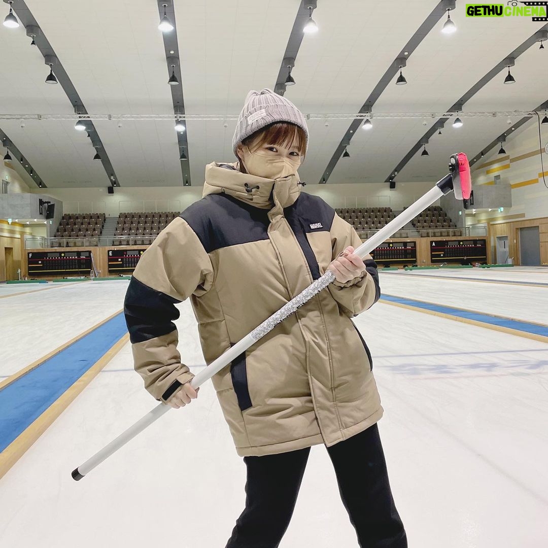 Itô Karin Instagram - . . 将棋界の皆様と 初カーリングに行ってきました🥌☃️ . . スケートと違って、尖った靴⛸ではなく 平坦な滑る靴なので 安定感がありました😆 なので怖さは無いけど 上手く滑るのは難しい🤣 . . 4時間くらいやってたんですけど 時間があっというまでした😂 . . もぐもぐタイム楽しみにしてたのに、 カーリングに集中しすぎて 忘れてたの悔しい🤣 またすぐやりに行きたい🥌! . . 冬にぴったりのおすすめ アクティビティです!!❄️ . . #カーリング #🥌 軽井沢アイスパーク(Karuizawa Ice Park)