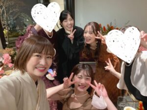 Itô Karin Instagram - .
.
.
1つ前の投稿の続き。

.

私の親友の結婚式には
この子たちと行きました🤣
.

ときんちゅ☺️

謎解きを通じて
私の親友(中高)と私の親友(乃木坂)が
仲良くなった結果です！(笑)

みんなで謎解きし始めた頃は
結婚式行くまでの仲になってくれるとは
思ってなかったよ🤣🤣🤣
.
.
.
ちなみに

余興も任されてたので
謎解き大会しました！(笑)

謎解きなんてよく分からんー！
って空気になったらどうしようって
めちゃくちゃ不安だったんだけど、

とんでもなく盛り上がった🤣
というか
参加してくださった皆さんが
めちゃくちゃ盛り上げてくれた🥹
.
頑張って準備した甲斐がありすぎて
燃え尽きました❤️‍🔥
.
.
.
.
はぁ、ともだちって素敵。
みんなだいすきだよー！

これからもたくさん謎に立ち向かおうねー！

.
.
#解人